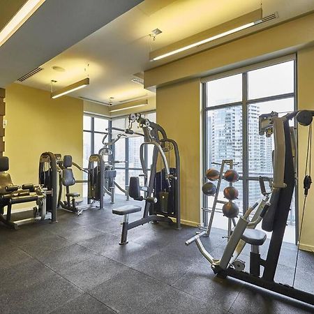 Chic 1-Br Condo; Parking Included; Downtown Core トロント エクステリア 写真