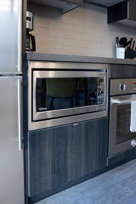 Chic 1-Br Condo; Parking Included; Downtown Core トロント エクステリア 写真