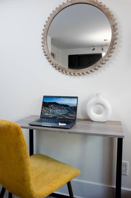 Chic 1-Br Condo; Parking Included; Downtown Core トロント エクステリア 写真