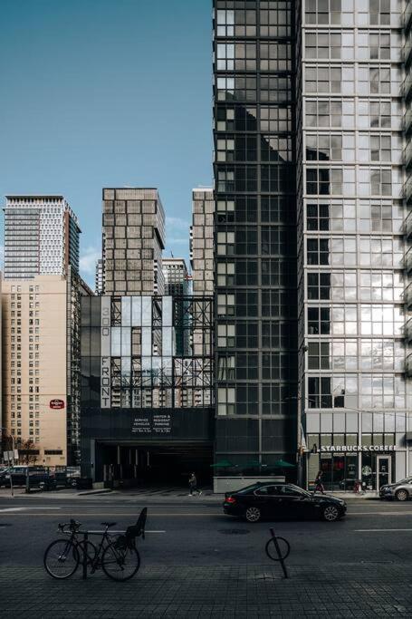 Chic 1-Br Condo; Parking Included; Downtown Core トロント エクステリア 写真