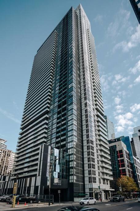 Chic 1-Br Condo; Parking Included; Downtown Core トロント エクステリア 写真