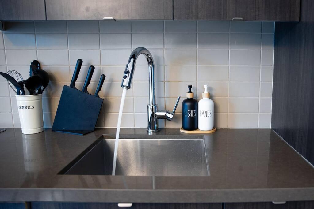 Chic 1-Br Condo; Parking Included; Downtown Core トロント エクステリア 写真