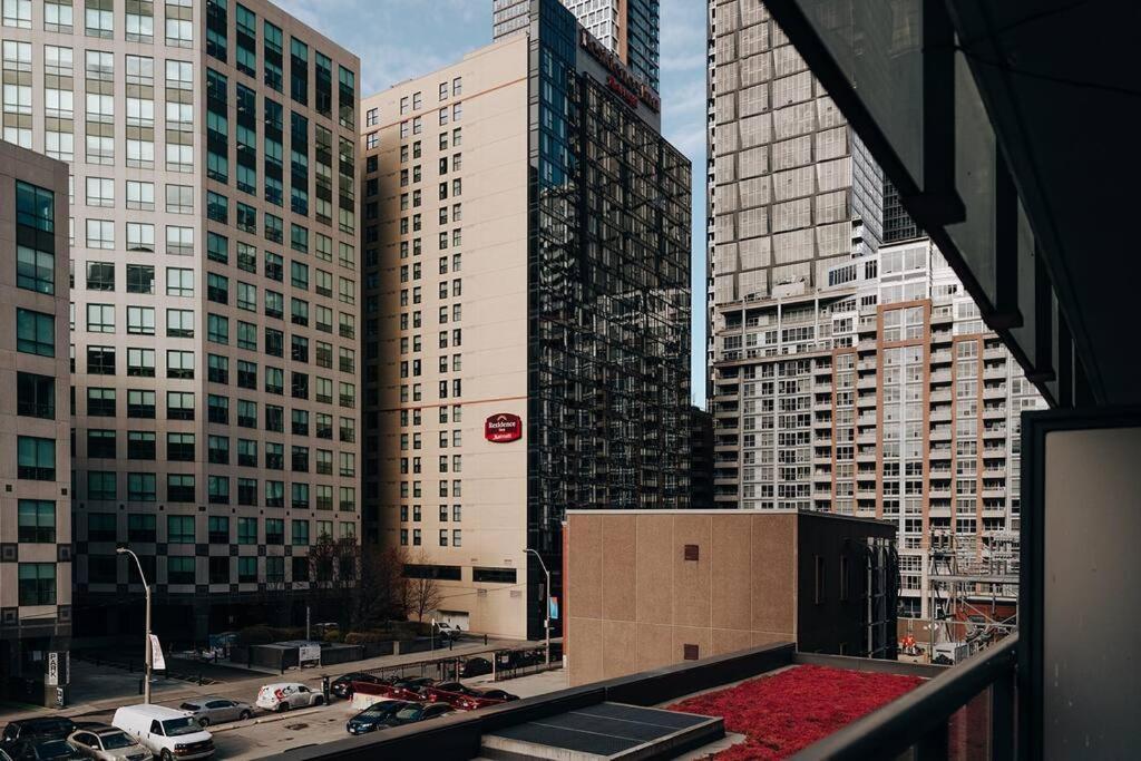 Chic 1-Br Condo; Parking Included; Downtown Core トロント エクステリア 写真