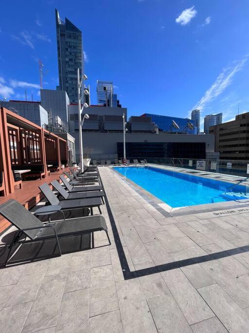 Chic 1-Br Condo; Parking Included; Downtown Core トロント エクステリア 写真