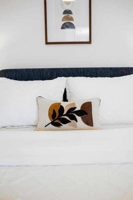 Chic 1-Br Condo; Parking Included; Downtown Core トロント エクステリア 写真
