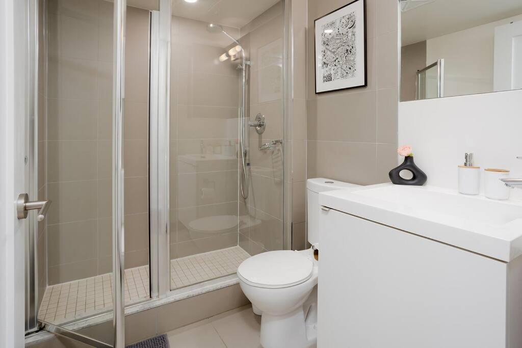 Chic 1-Br Condo; Parking Included; Downtown Core トロント エクステリア 写真