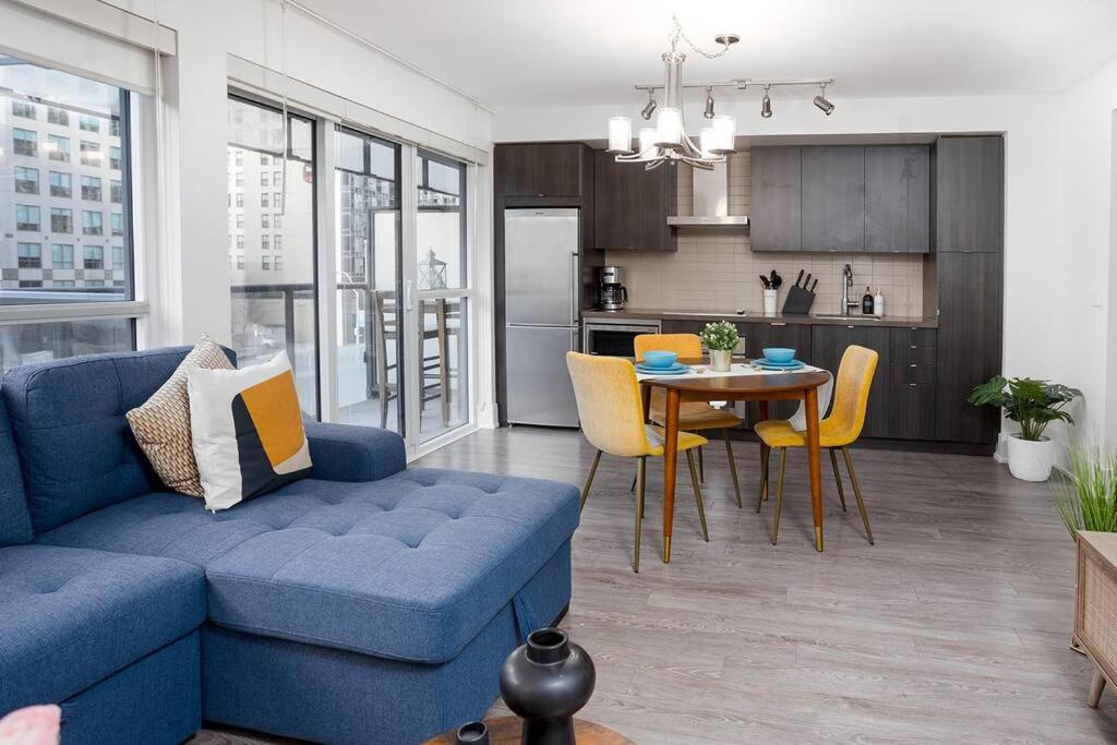 Chic 1-Br Condo; Parking Included; Downtown Core トロント エクステリア 写真