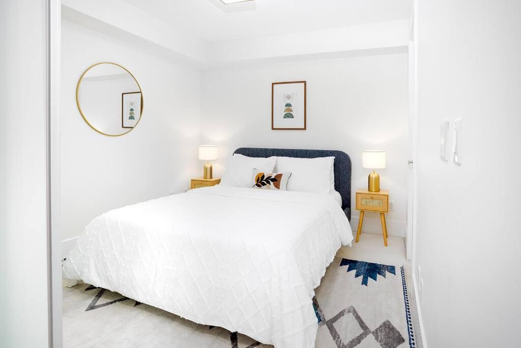 Chic 1-Br Condo; Parking Included; Downtown Core トロント エクステリア 写真