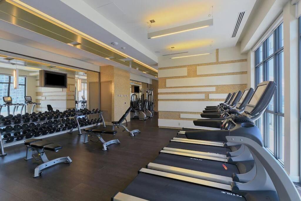 Chic 1-Br Condo; Parking Included; Downtown Core トロント エクステリア 写真