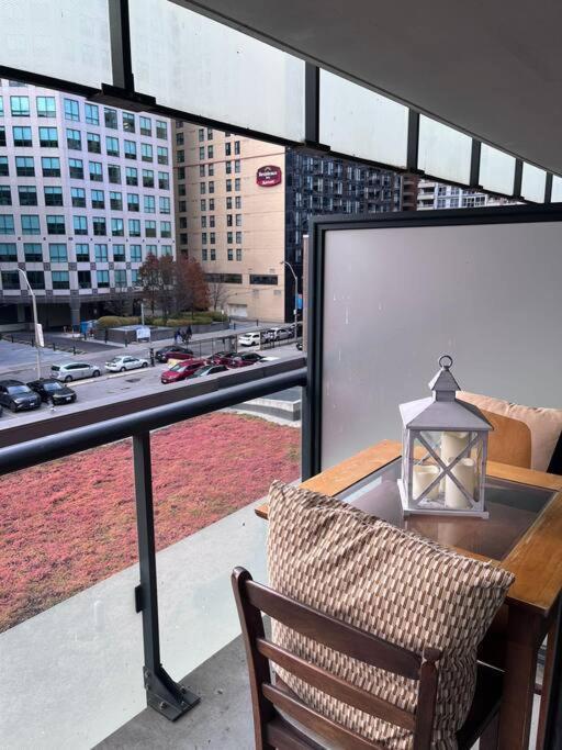 Chic 1-Br Condo; Parking Included; Downtown Core トロント エクステリア 写真