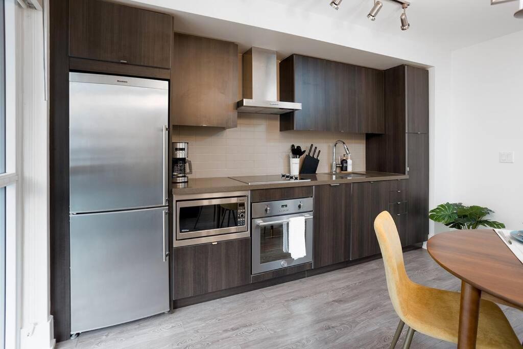 Chic 1-Br Condo; Parking Included; Downtown Core トロント エクステリア 写真