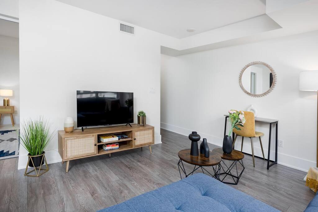 Chic 1-Br Condo; Parking Included; Downtown Core トロント エクステリア 写真