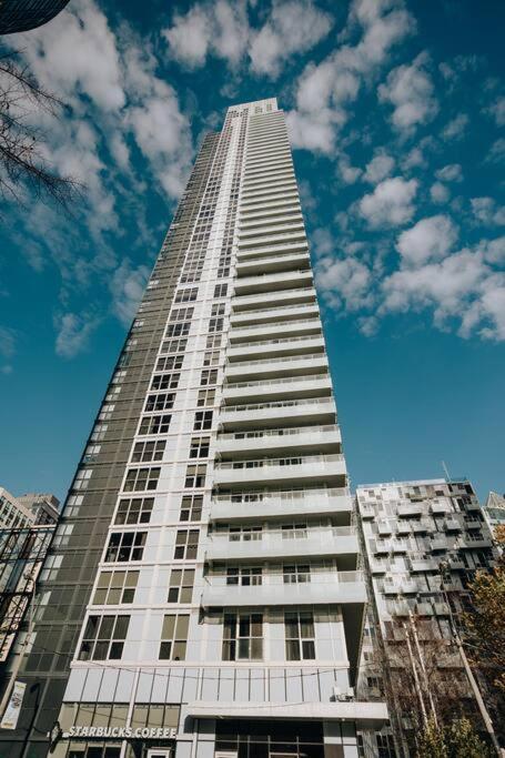 Chic 1-Br Condo; Parking Included; Downtown Core トロント エクステリア 写真