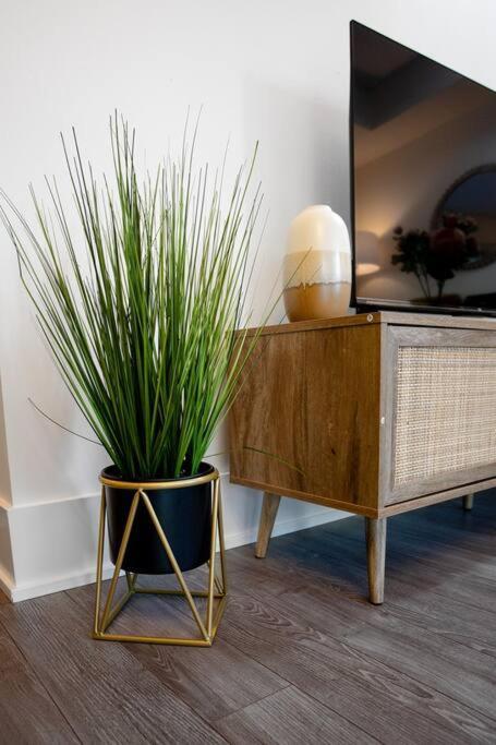 Chic 1-Br Condo; Parking Included; Downtown Core トロント エクステリア 写真