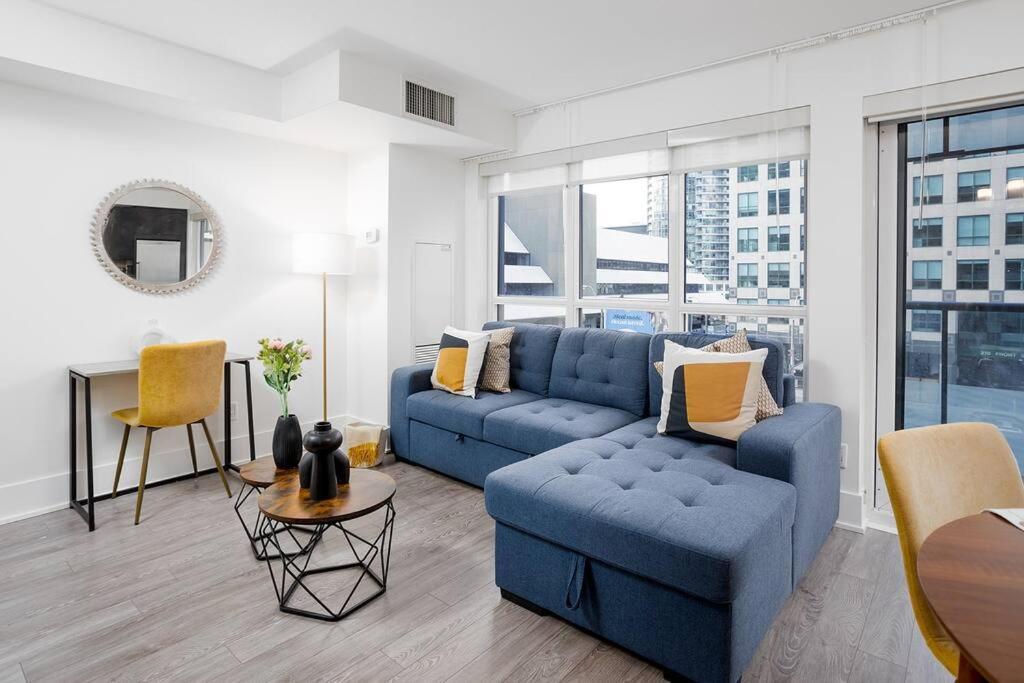 Chic 1-Br Condo; Parking Included; Downtown Core トロント エクステリア 写真