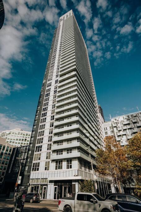 Chic 1-Br Condo; Parking Included; Downtown Core トロント エクステリア 写真