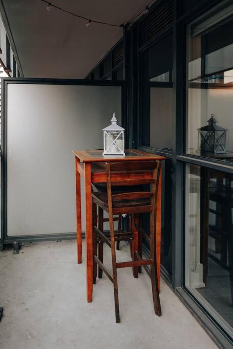Chic 1-Br Condo; Parking Included; Downtown Core トロント エクステリア 写真