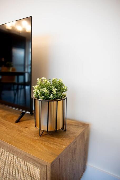 Chic 1-Br Condo; Parking Included; Downtown Core トロント エクステリア 写真