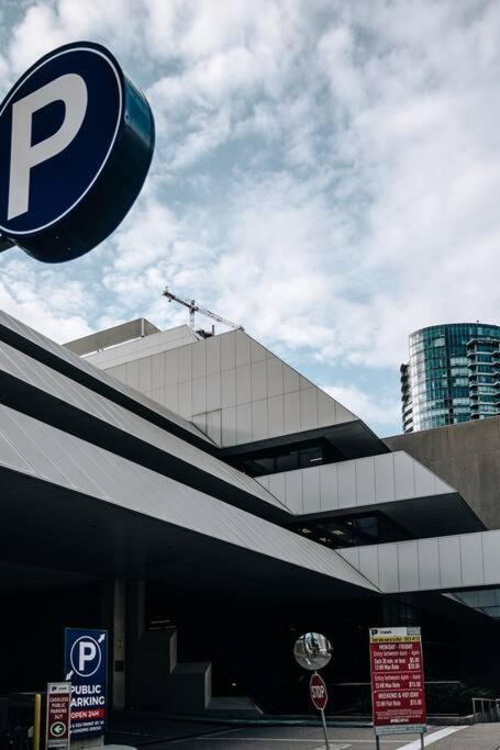 Chic 1-Br Condo; Parking Included; Downtown Core トロント エクステリア 写真