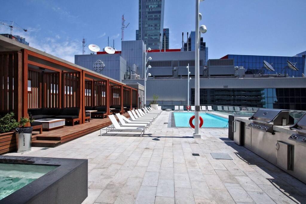Chic 1-Br Condo; Parking Included; Downtown Core トロント エクステリア 写真