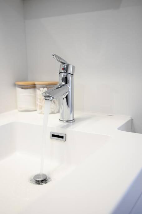 Chic 1-Br Condo; Parking Included; Downtown Core トロント エクステリア 写真