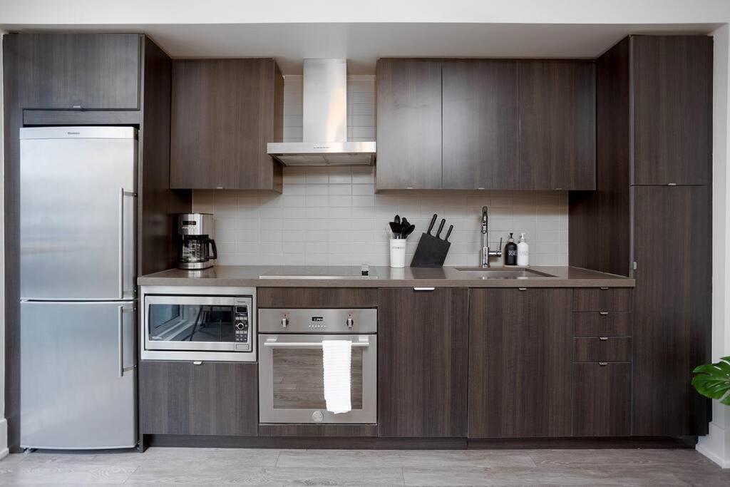 Chic 1-Br Condo; Parking Included; Downtown Core トロント エクステリア 写真