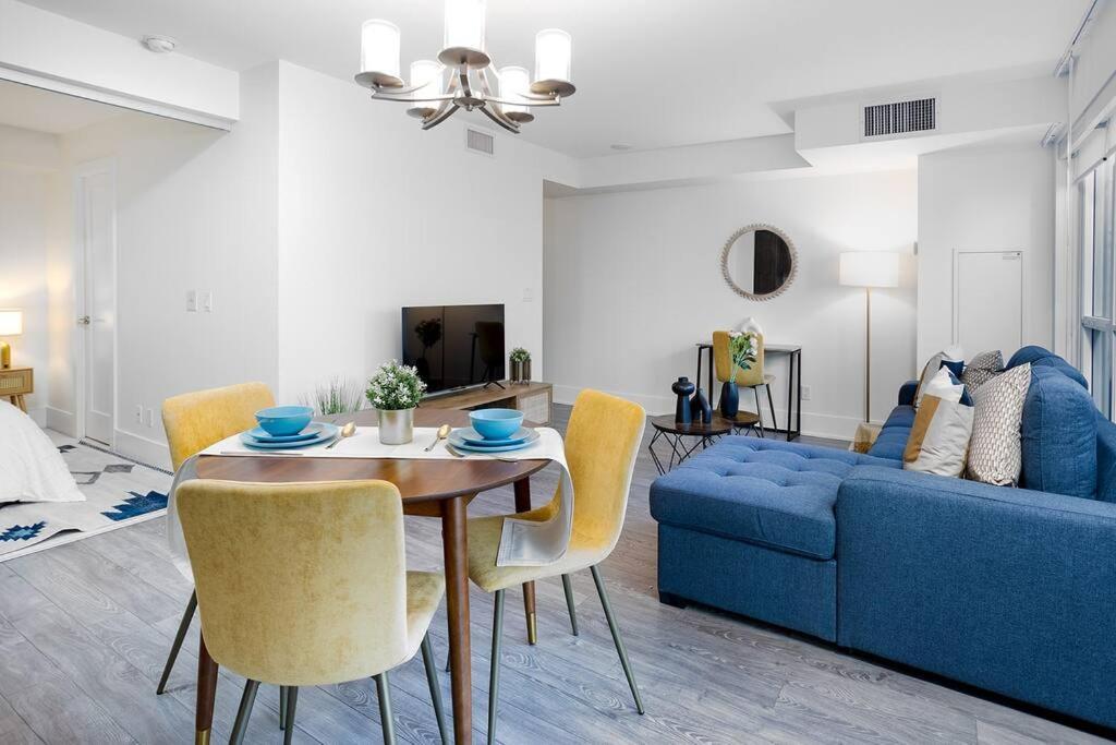 Chic 1-Br Condo; Parking Included; Downtown Core トロント エクステリア 写真