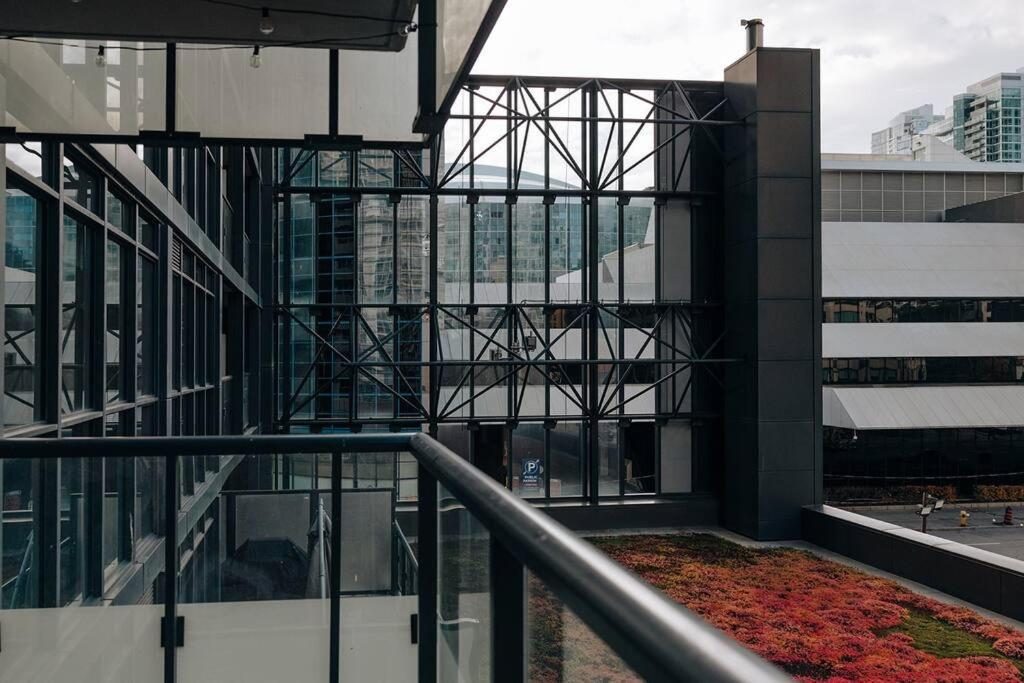 Chic 1-Br Condo; Parking Included; Downtown Core トロント エクステリア 写真