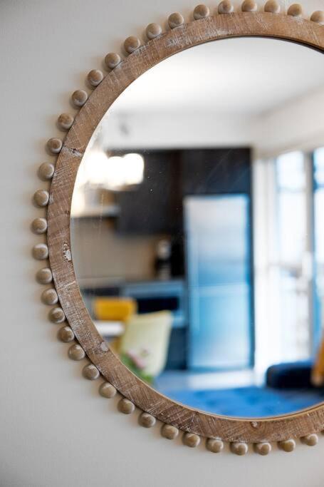 Chic 1-Br Condo; Parking Included; Downtown Core トロント エクステリア 写真