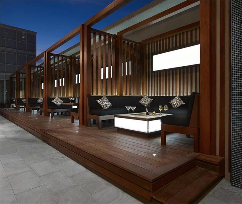 Chic 1-Br Condo; Parking Included; Downtown Core トロント エクステリア 写真