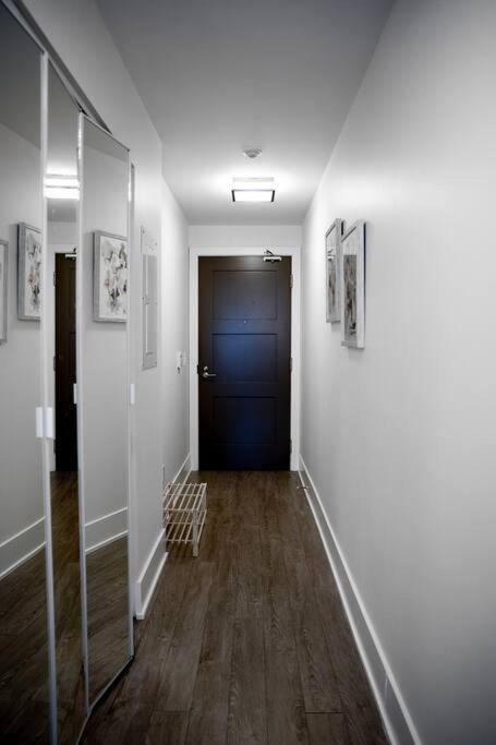 Chic 1-Br Condo; Parking Included; Downtown Core トロント エクステリア 写真