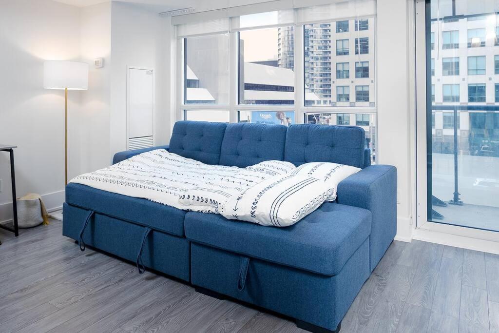 Chic 1-Br Condo; Parking Included; Downtown Core トロント エクステリア 写真